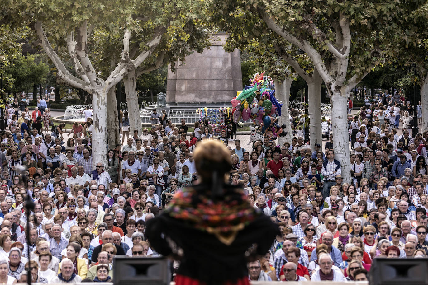 Festival de jotas en el Espolón