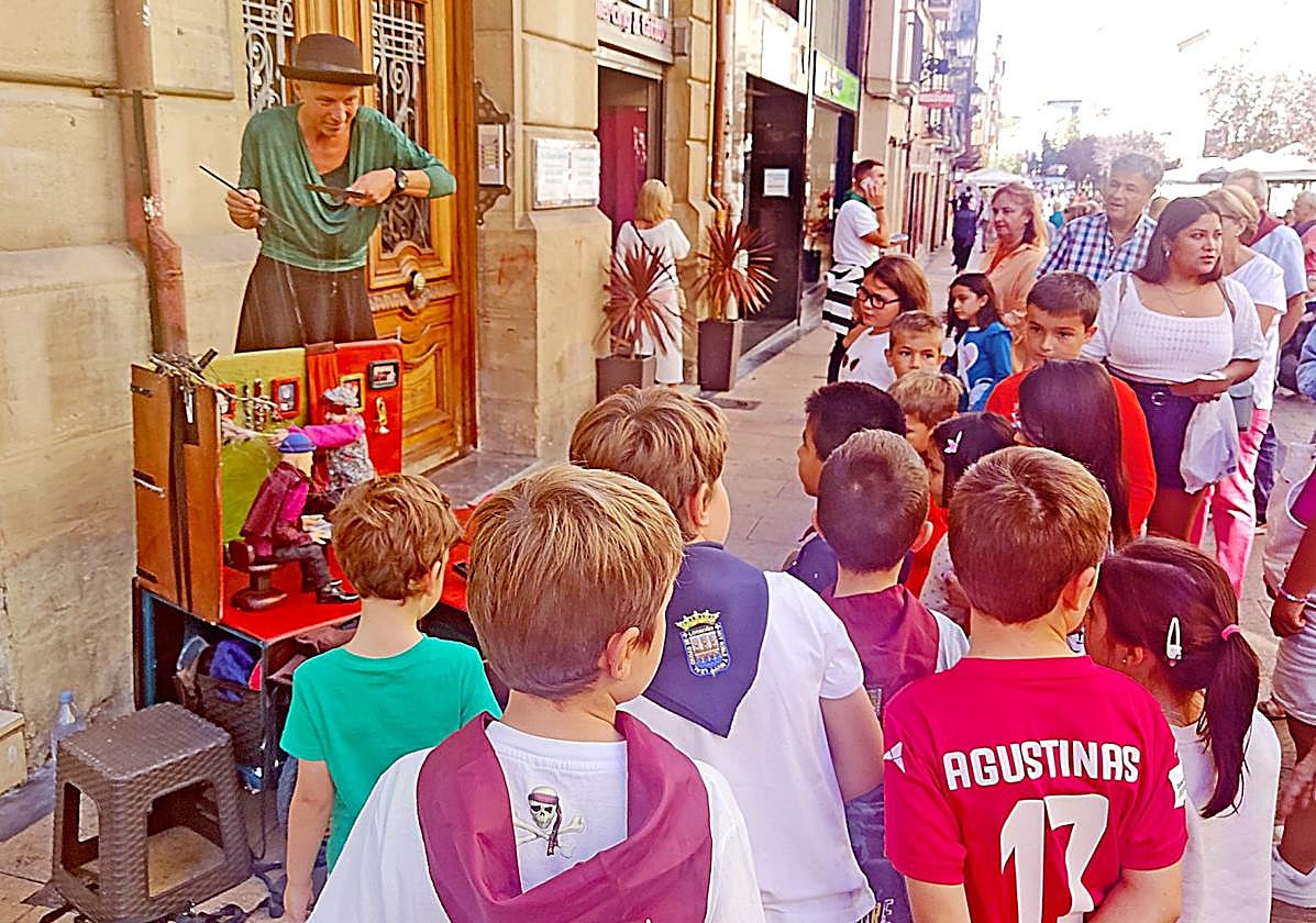 Patricia, con su espectáculo de títeres, en la calle Portales.