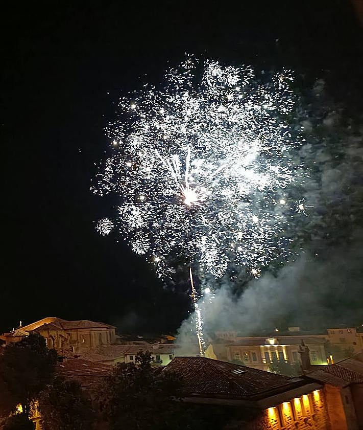 Imagen secundaria 2 - Espectáculo circense y fuegos artificiales de este martes. 