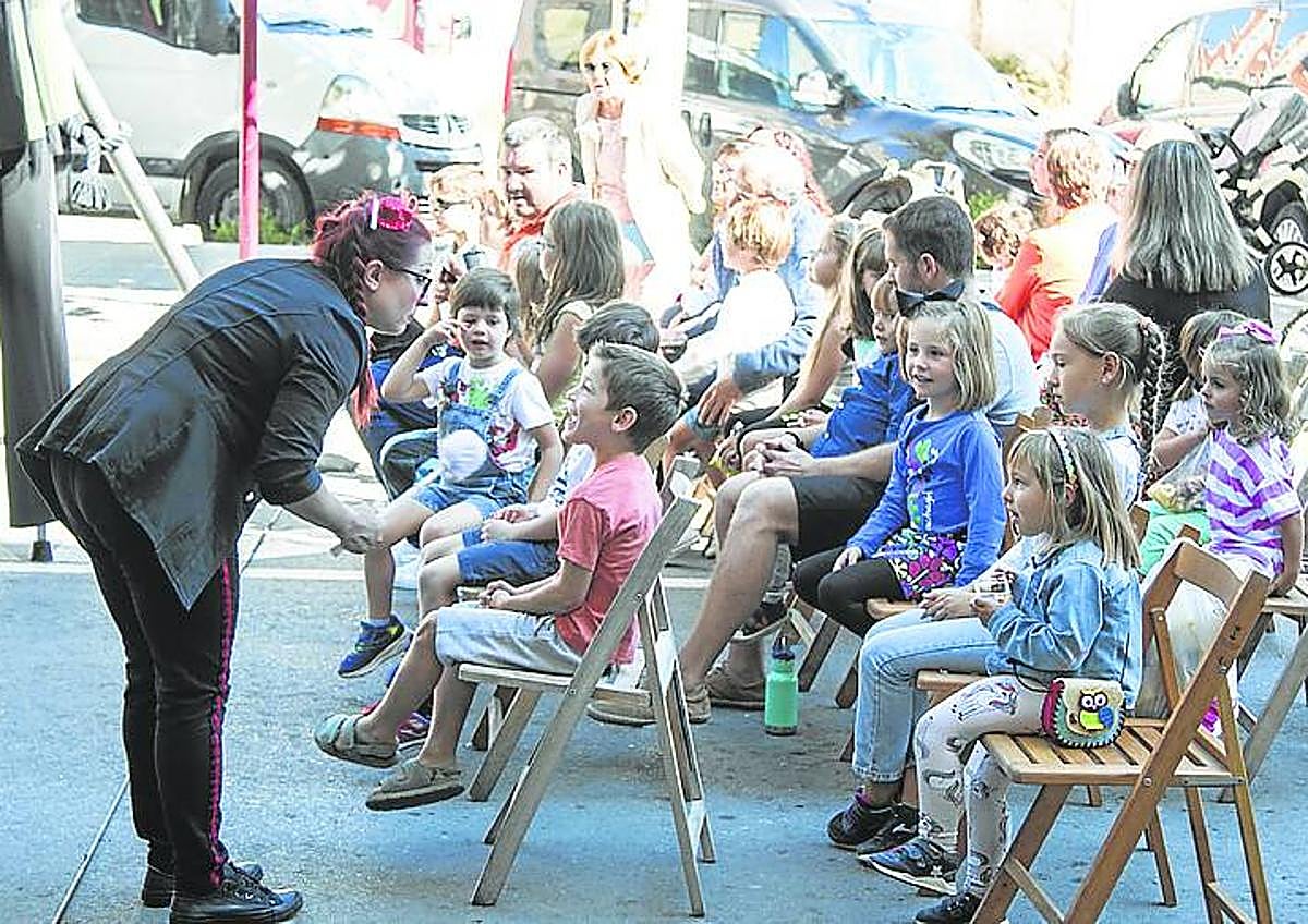 Imagen secundaria 1 - Espectáculo circense y fuegos artificiales de este martes. 
