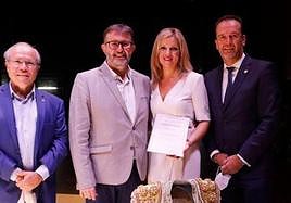 En el centro de la foto Genoveva Armero con la partitura y a su izquierda Alberto Nevado, autor.