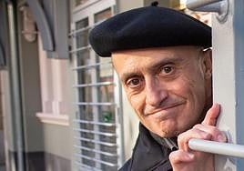 Pepe Viyuela, a las puertas del Teatro Bretón.