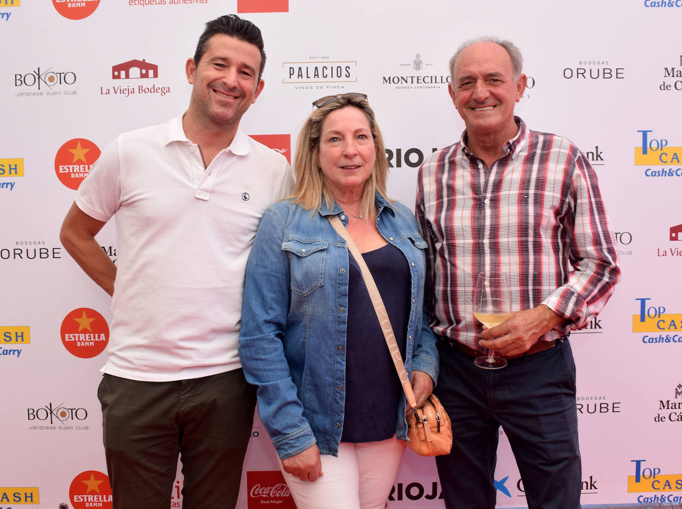 Iván Arrese, conocido corredor de encierros, y Eugenio Constanza y su mujer, Anabel