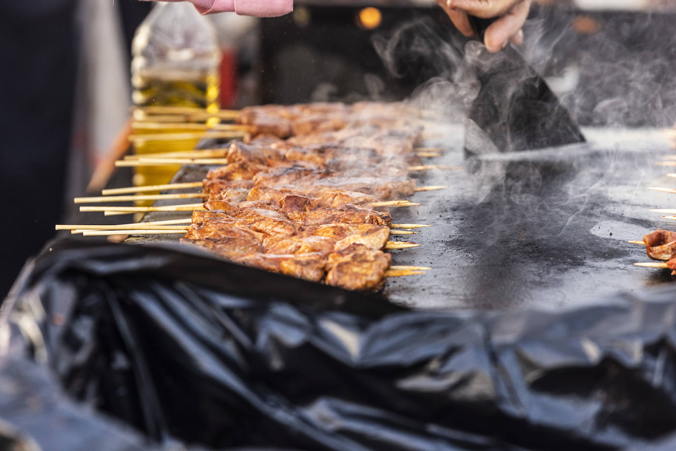 Degustación de choricillo y panceta en la plaza del Mercado