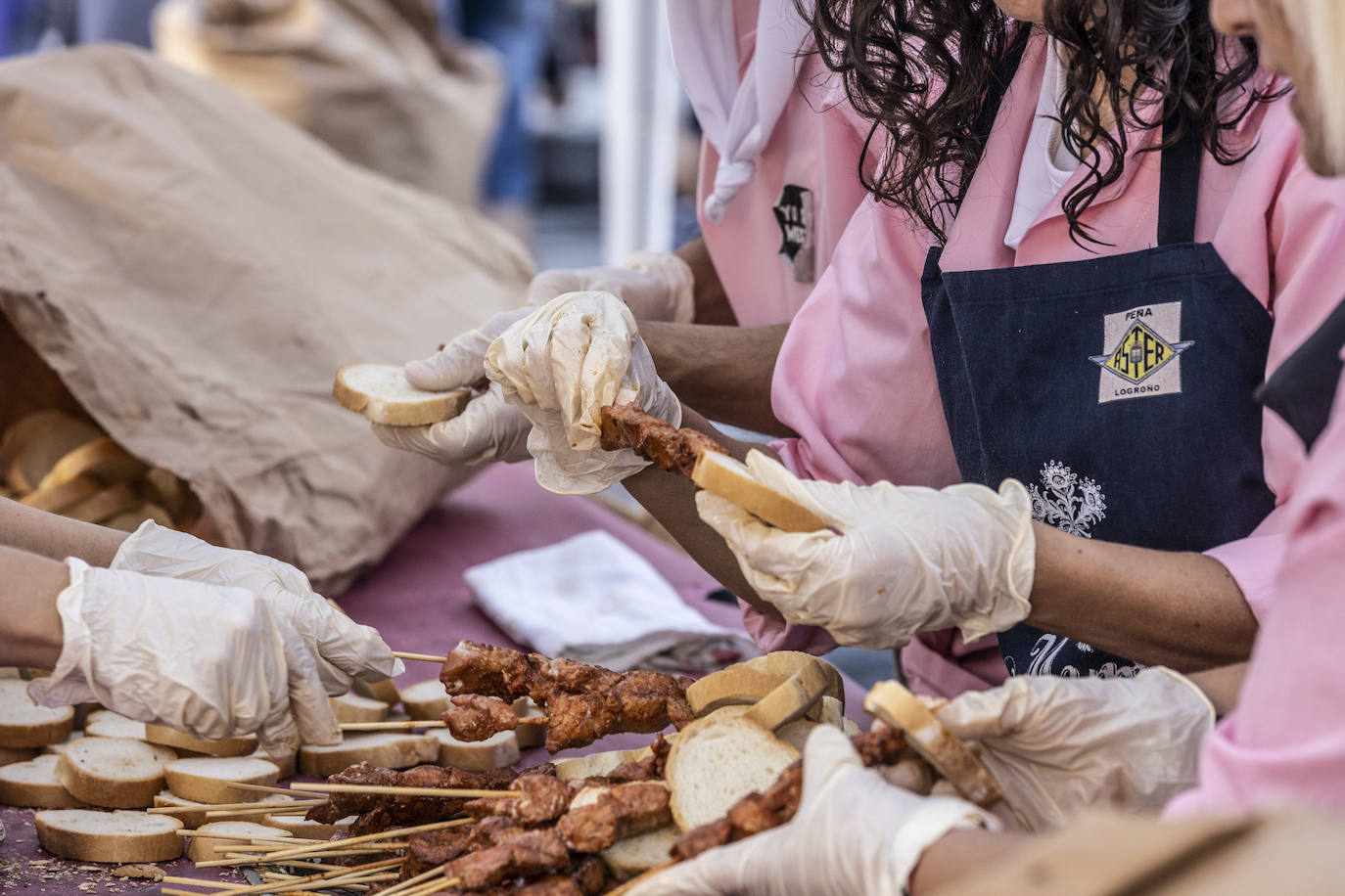 Degustación de choricillo y panceta en la plaza del Mercado