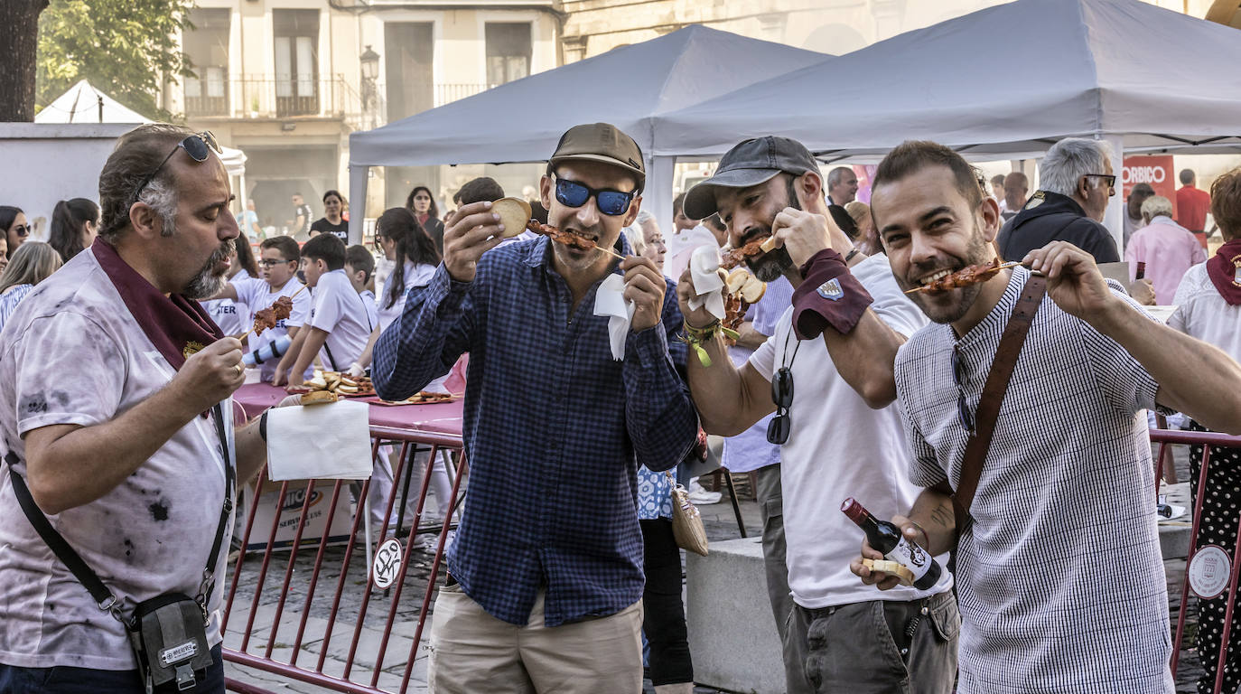 Degustación de choricillo y panceta en la plaza del Mercado