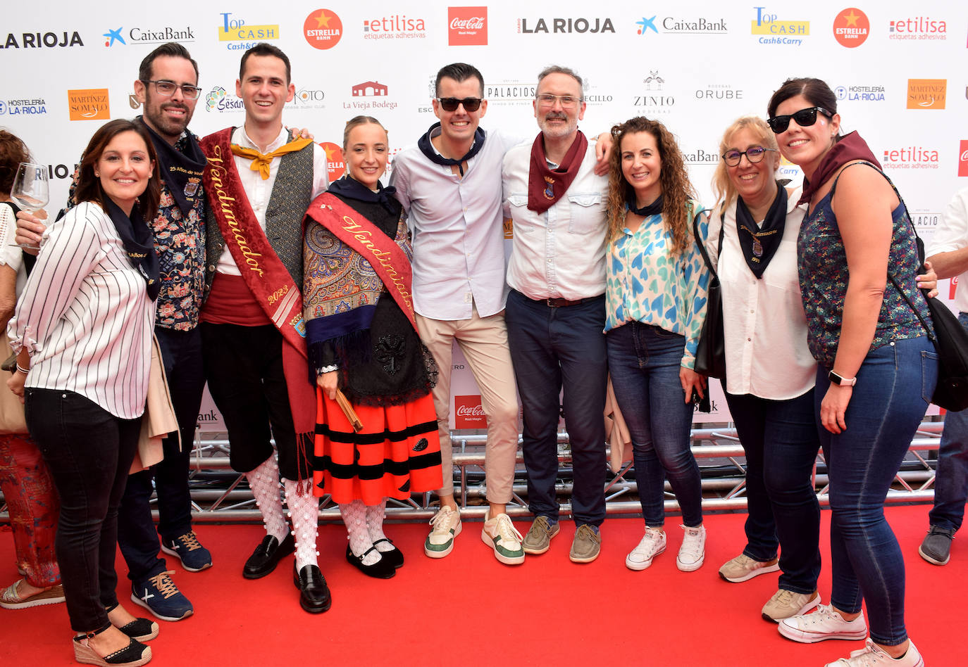 Luca Yubero y Félix Jalón, vendimiadores mayores, junto a ex vendimiadores y el concejal del PR, Rubén Antoñanzas