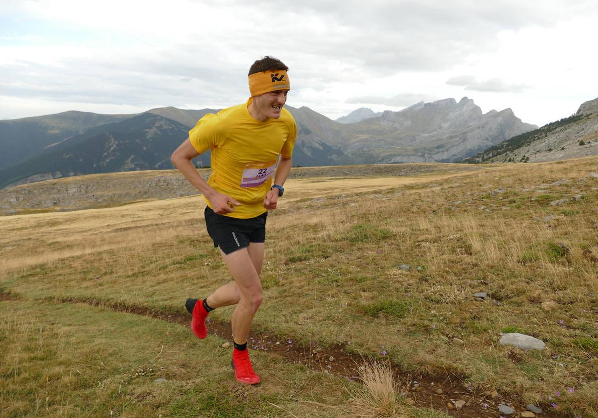 Alain Santamaría llega a la meta del kilómetro vertical de Villanúa para proclamarse campeón de España de la especialidad.