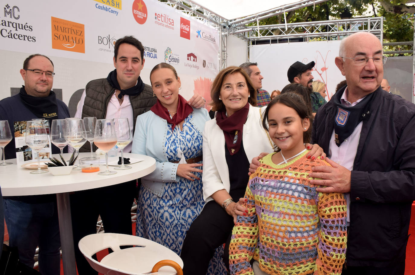 El doctor Mariano Tejedor en familia con Eduardo, Pablo, Soraya y Mari Carmen, y con la pequeña Mencía