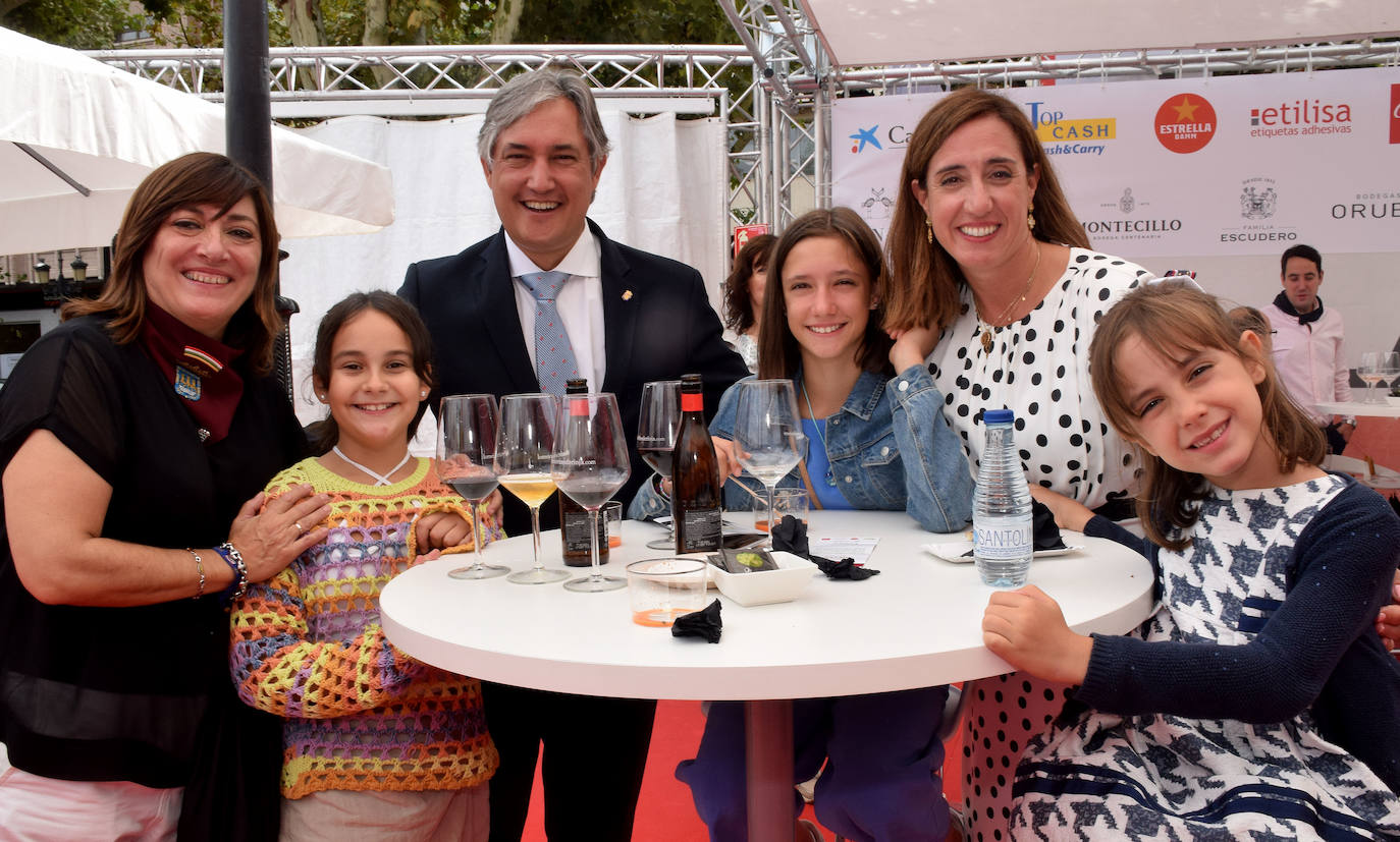Merche Cerrolaza y Mencía con el consejero José Luis Pérez Pastor y su familia