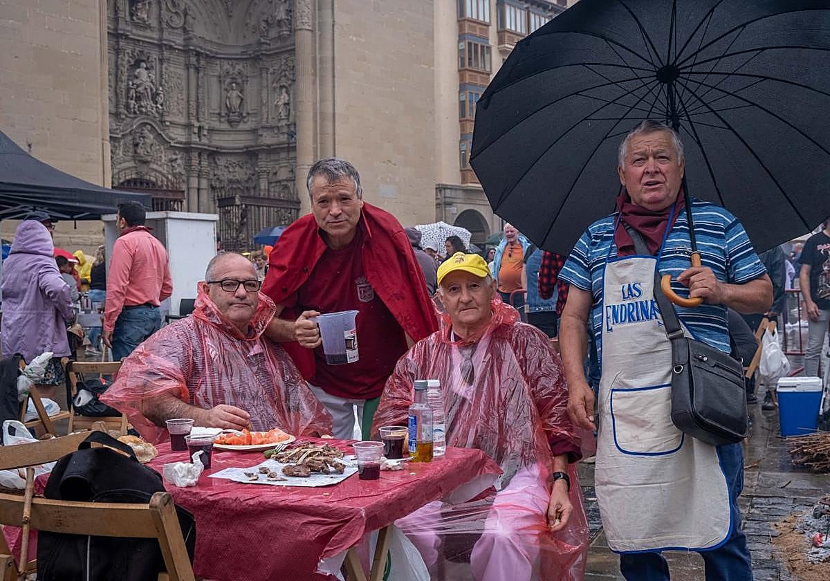 Una cuadrilla disfruta del certamen de chuletillas de la Peña La Alegría.