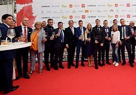 El presidente de La Rioja, Gonzalo Capellán; la presidenta del Parlamento, Marta Fernández Cornago, y el alcalde Conrado Escobar con miembros de sus respectivos Gobiernos, con Teresa Cobo y Francisco Achiaga.