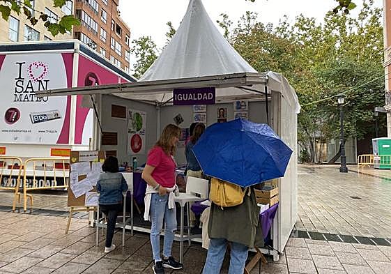 Los logroñeses se acercaron al Punto Violeta de Once de Junio para solicitar información.