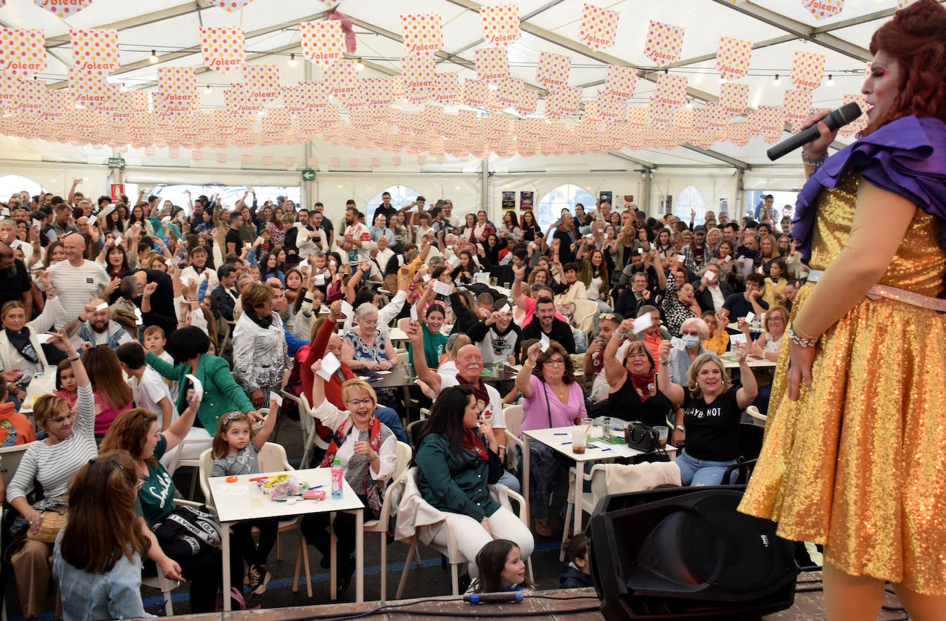 Bárbara la Reina de la Pantaloneta en el bingo de la Casa de Andalucía