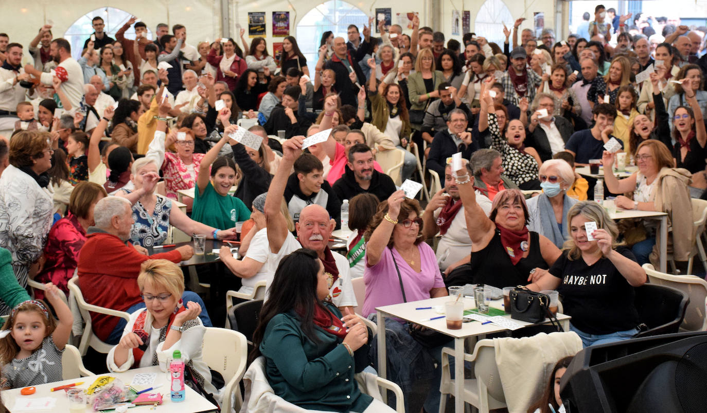 Bárbara la Reina de la Pantaloneta en el bingo de la Casa de Andalucía