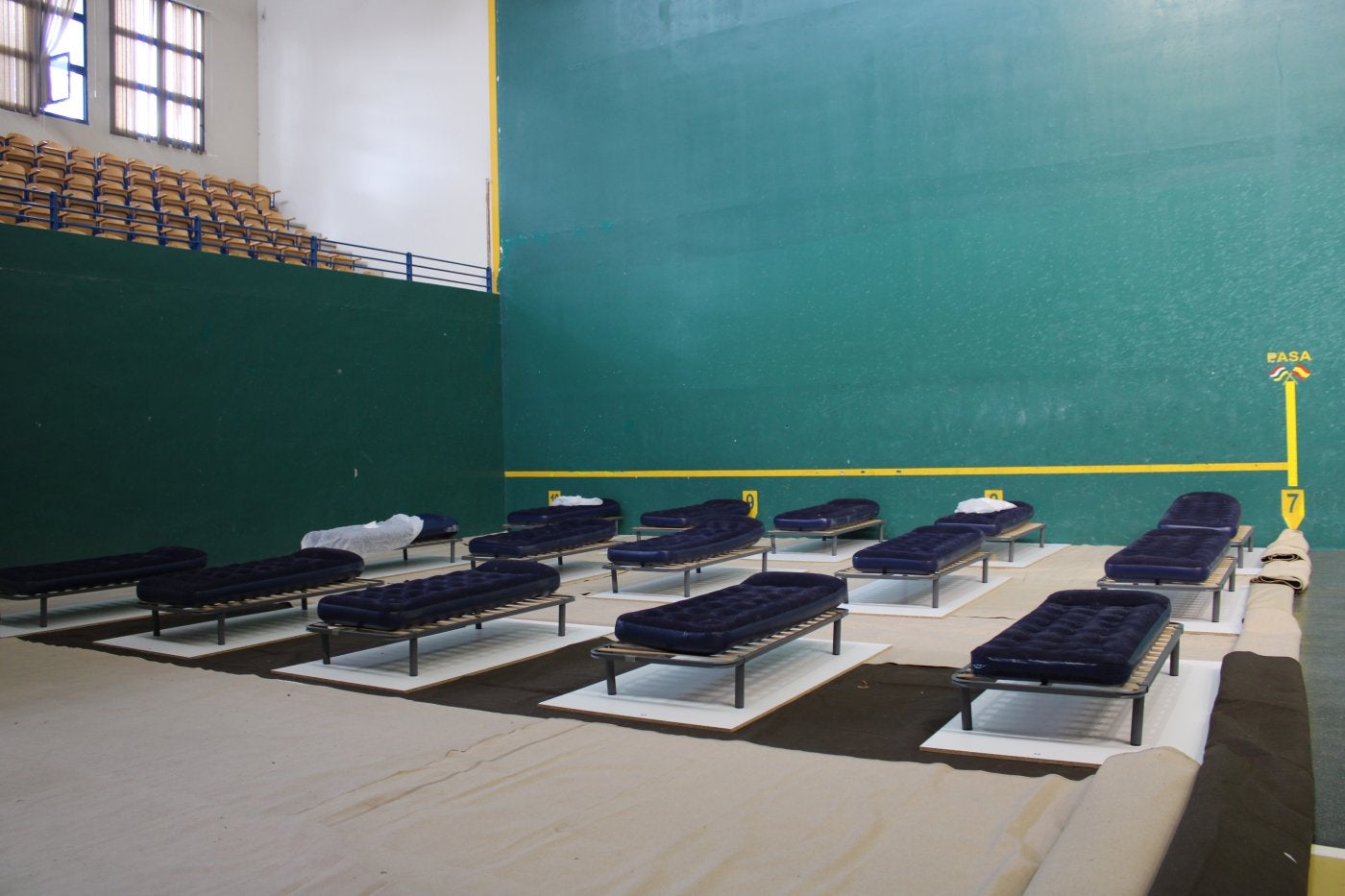Las camas para los temporeros ocupan la parte trasera del frontón.