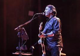 Álvaro Urquijo,durante el concierto de este jueves en Logroño.