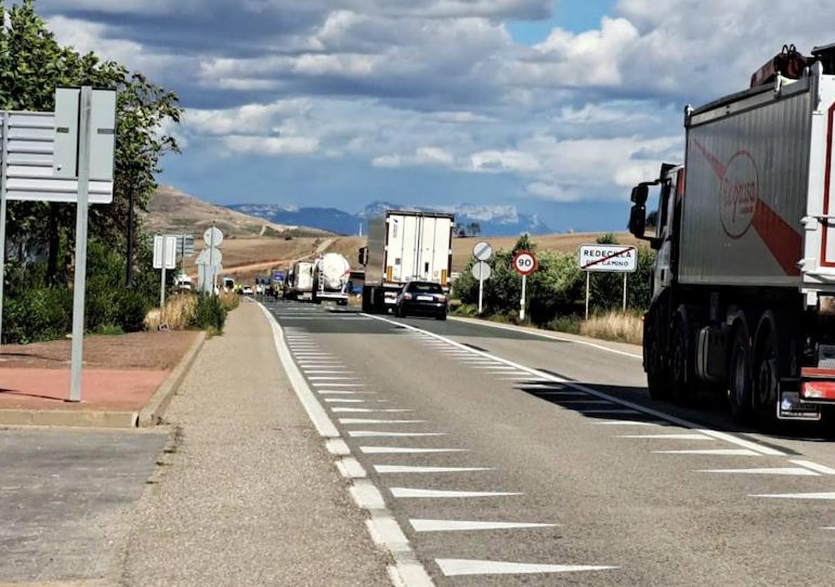 Imagen principal - Una colisión frontal corta durante una hora la N-120 y provoca retenciones kilométricas en Redecilla