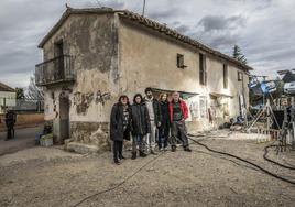 Isabel Coixet con Laia Costa, Francesco Carril, Ingrid García-Jonsson y Luis Bermejo, junto a la casa de Nalda donde se desarrolla la acción, durante el rodaje en marzo.