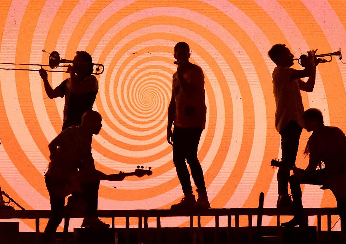 Imagen secundaria 1 - Numeroso y animado público se congregó en el parque de La Ribera para disfrutar de la música de Los Zigalas, Messura y La Pegatina.