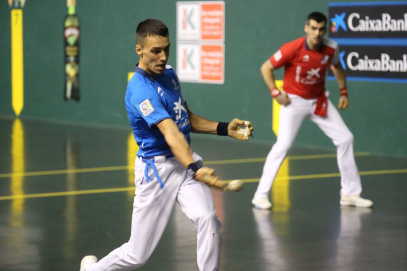 Zabala, en un momento del partido. En segundo plano, Rezusta.