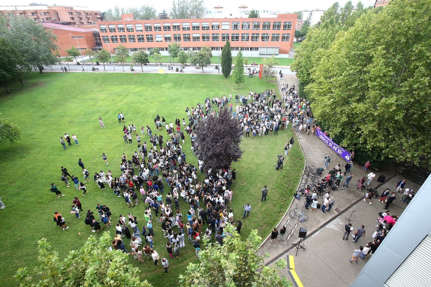 Vista cenital de la concentración de rechazo a los mensajes sexistas y homófobos en la UR.