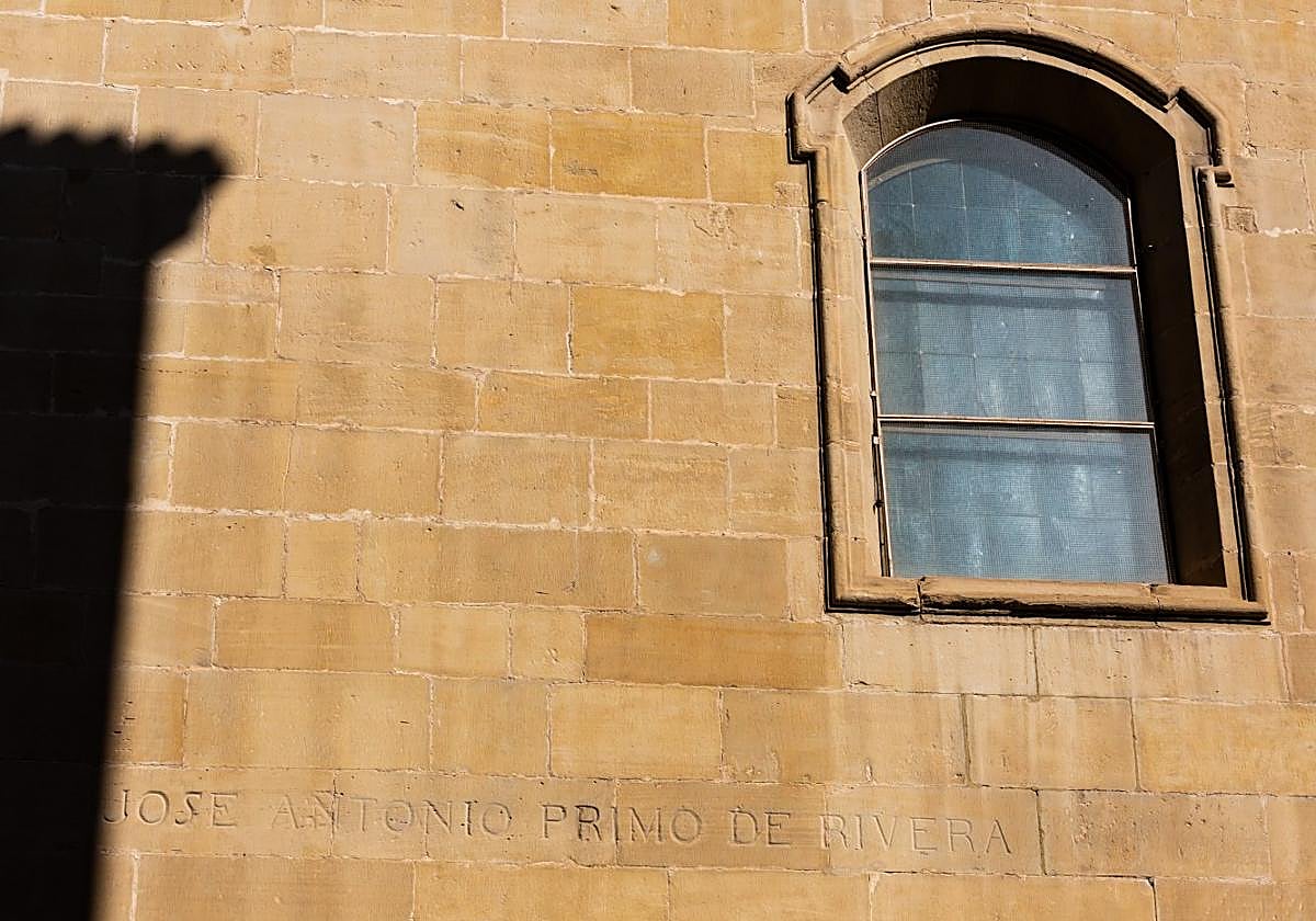 Inscripciones en la fachada sur de la concatedral.