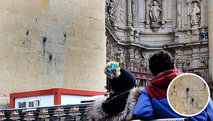 La inscripción en la torre norte se limpiará en lo posible y tendrá una placa informativa.