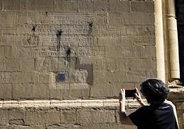 Fachada con la inscripción.