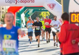 Corredores llegan a meta en una edición anterior.