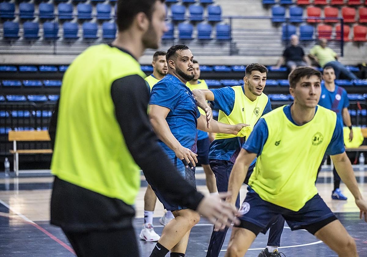 Álvaro Preciado y Juan Palomino defienden mientras Javi García espera un balón durante un entrenamiento.