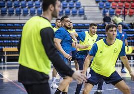 Álvaro Preciado y Juan Palomino defienden mientras Javi García espera un balón durante un entrenamiento.