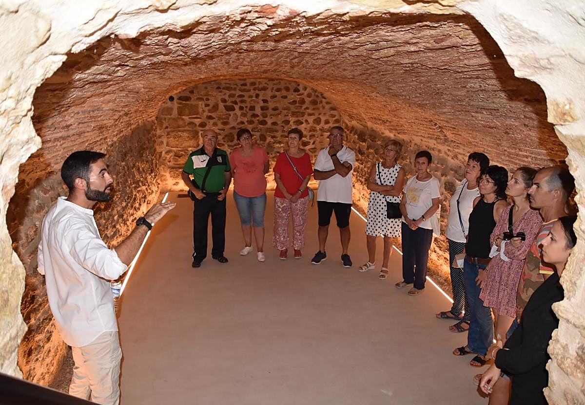 Gabriel Ezquerro en una de las Bodegas del Diezmo con un grupo de visitantes, el viernes.