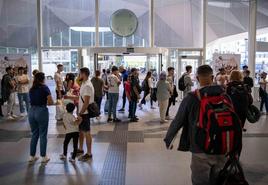 Largas filas de gente ante las taquillas de billetes obstruyen el acceso a la estación.