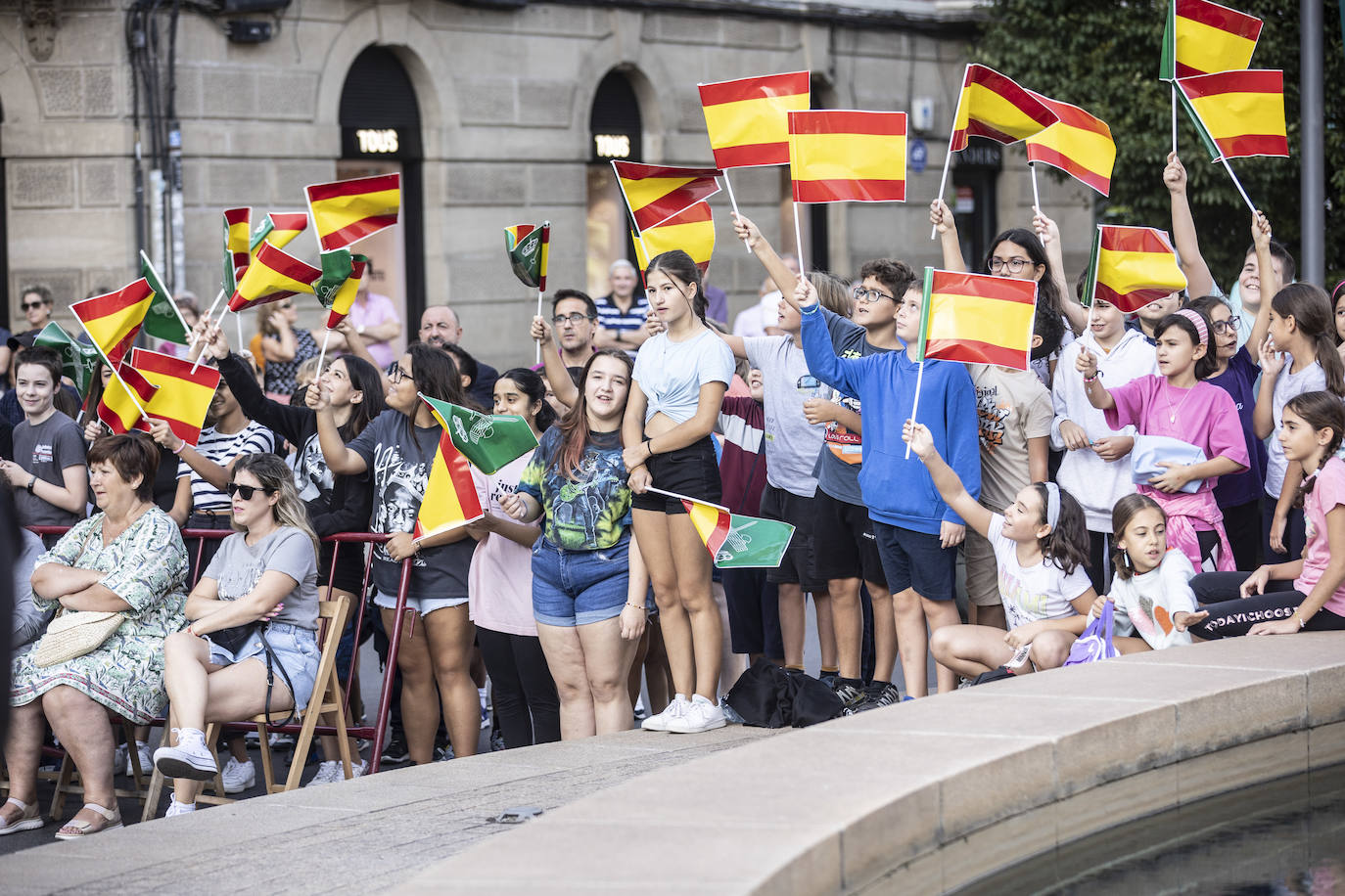 El izado de la bandera en el centro de Logroño