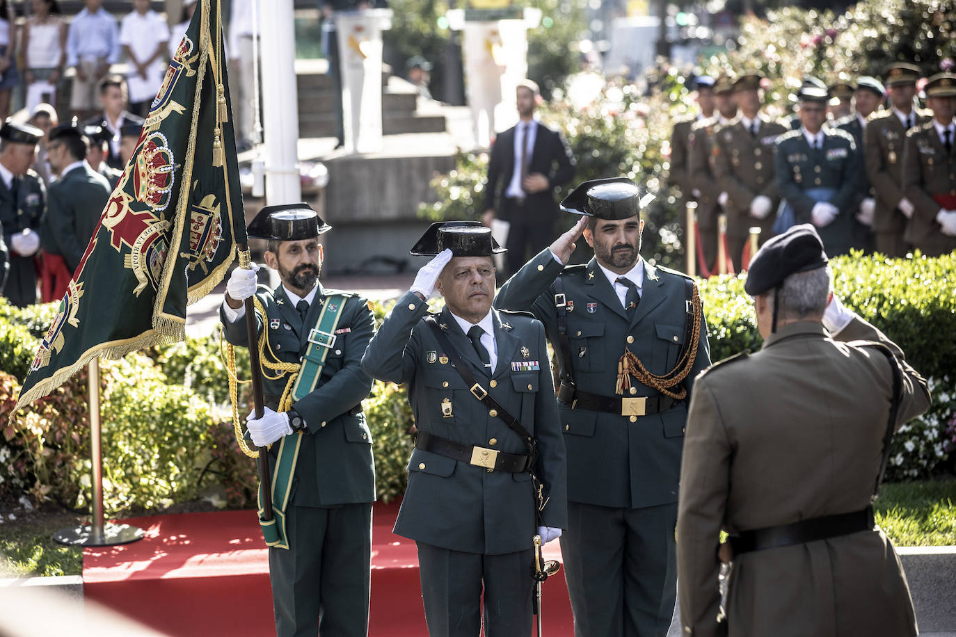 El izado de la bandera en el centro de Logroño