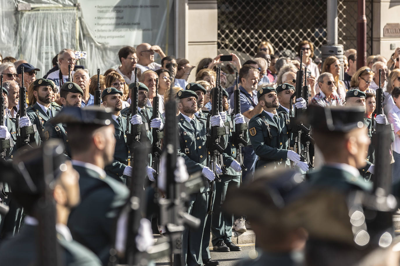 El izado de la bandera en el centro de Logroño