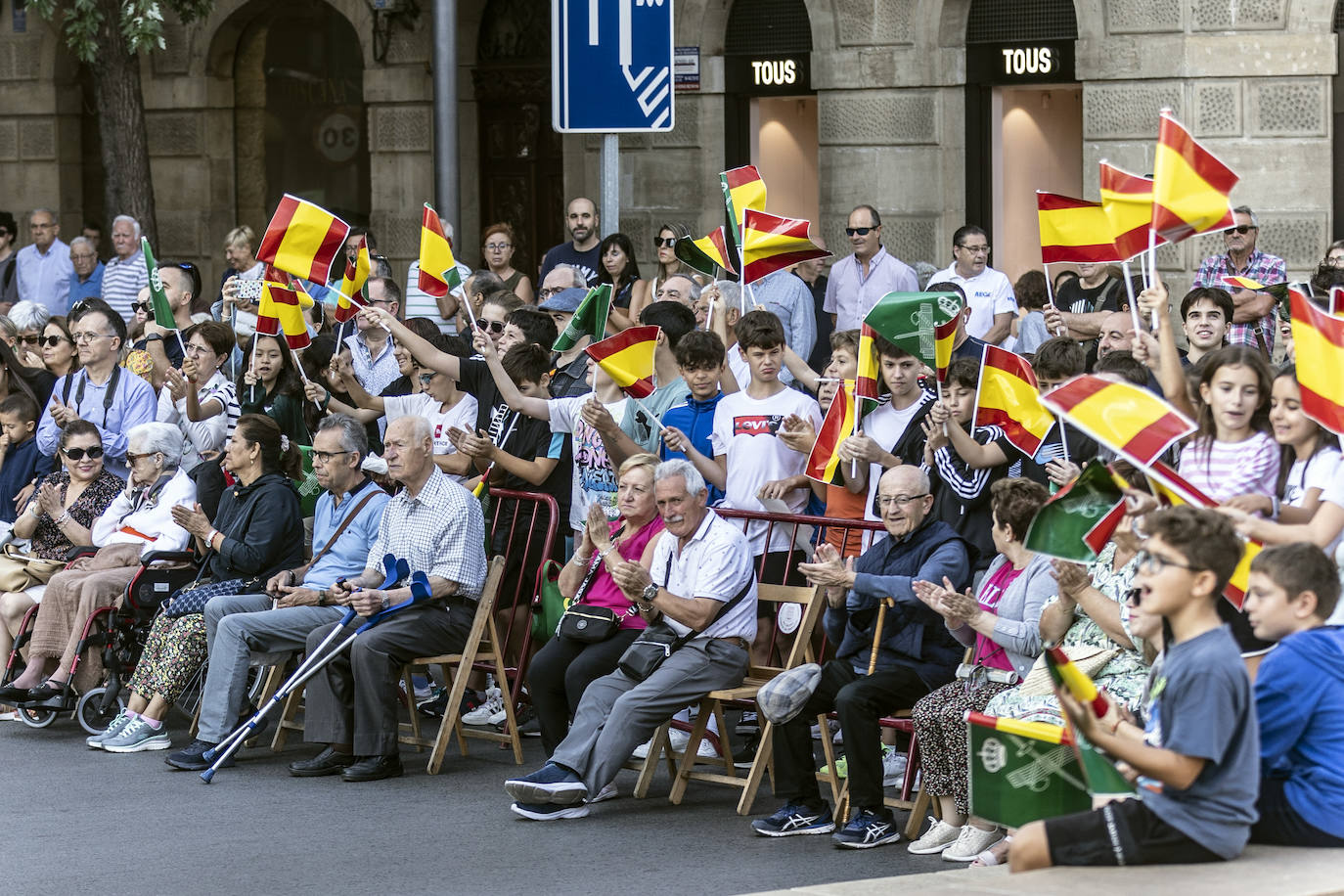 El izado de la bandera en el centro de Logroño