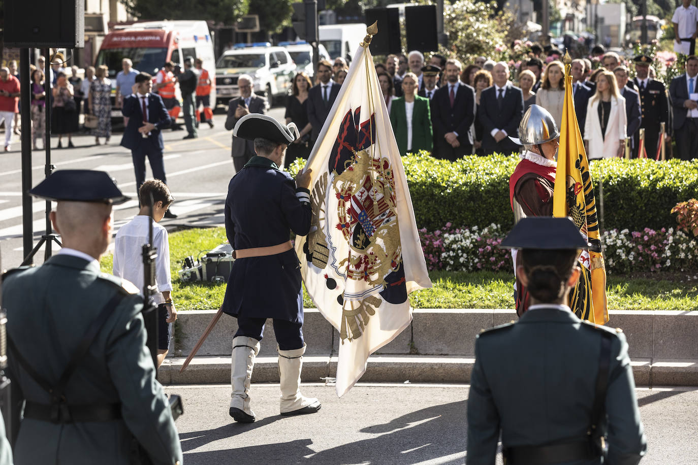 El izado de la bandera en el centro de Logroño