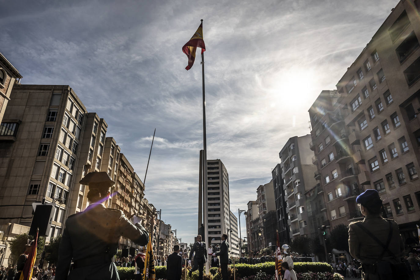 El izado de la bandera en el centro de Logroño