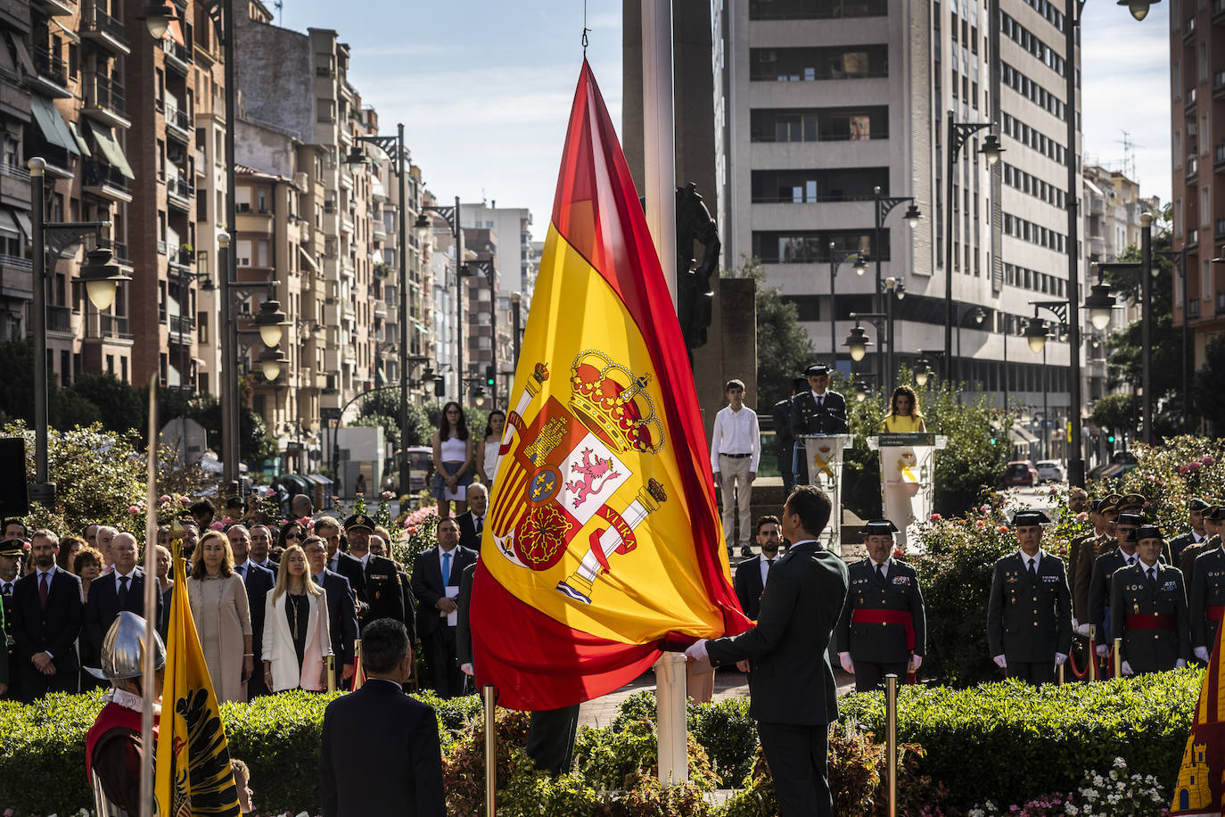 El izado de la bandera en el centro de Logroño