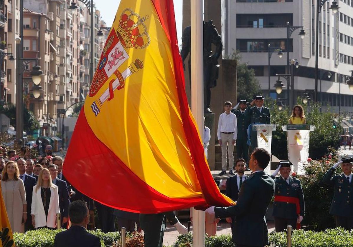 Acto de izado de la bandera junto al monumento al Labrador.