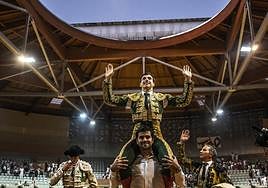 Nek Romero ha sido el único novillero en abrir la puerta grande en toda la feria.