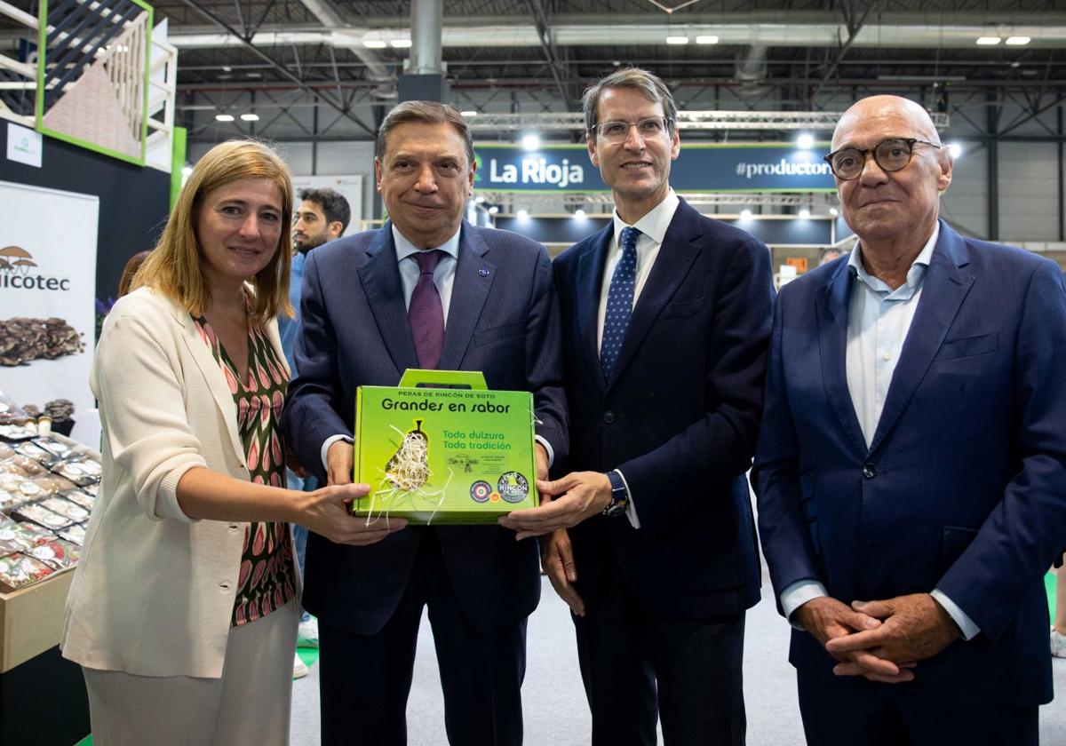 La pera de Rincón de Soto, en manos de las autoridades que visitaron ayer el estand riojano de Fruit Attraction, con el presidente de la FER.