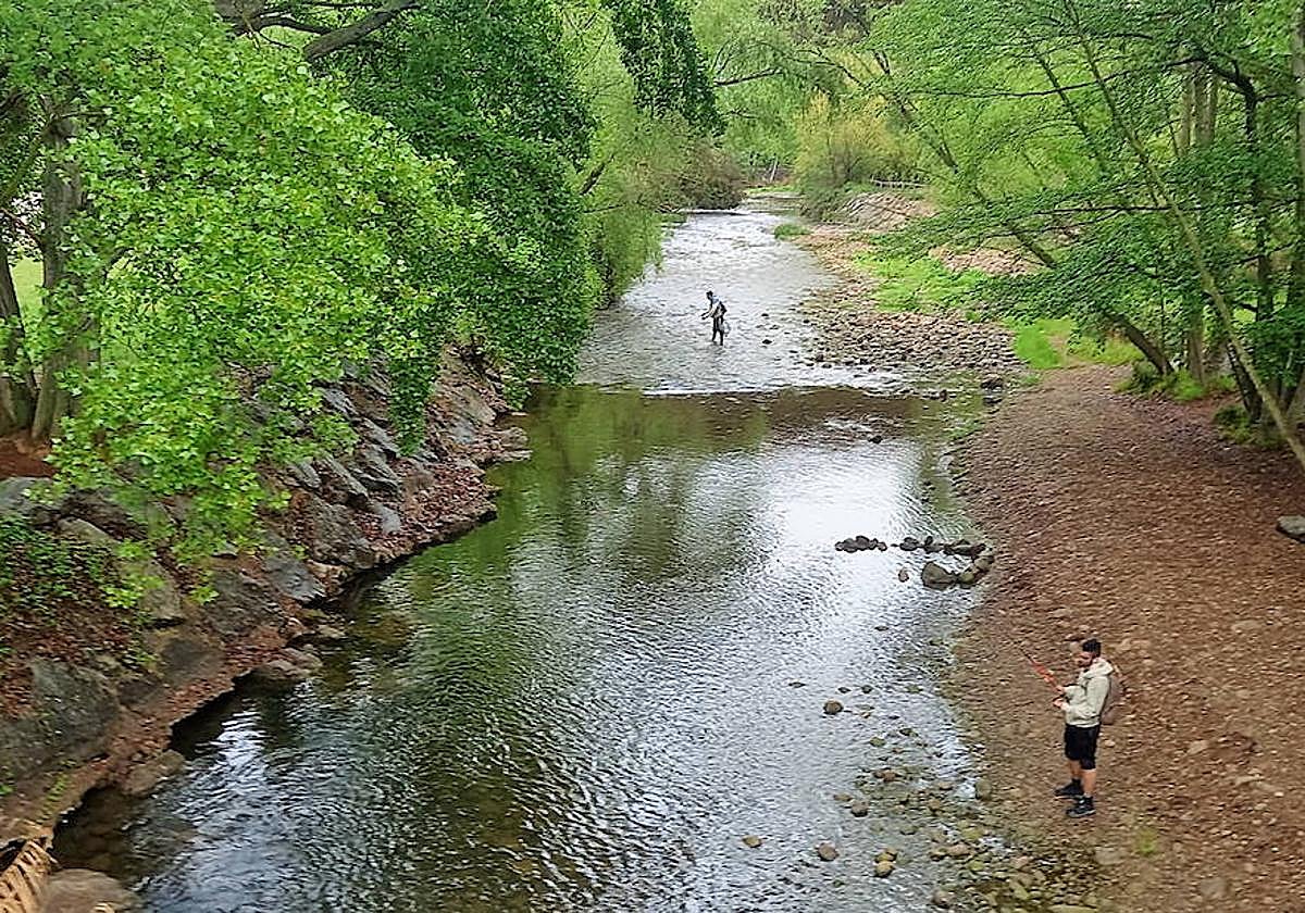 Dos pescadores en el río Iregua.
