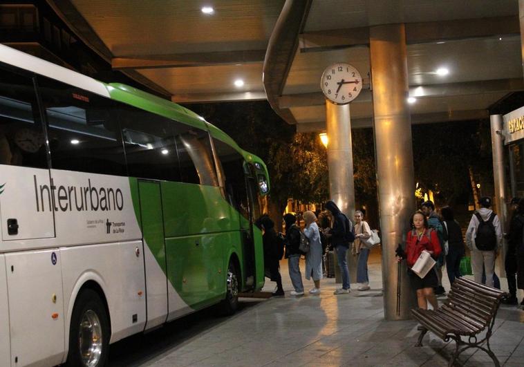 Estación de Nájera. Estudiantes najerinos comienzan a subirse al primer autobús de la mañana después de hacer fila, algunos de ellos durante más de media hora.