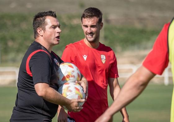 Diego Martínez da instrucciones junto a Yurrebaso.