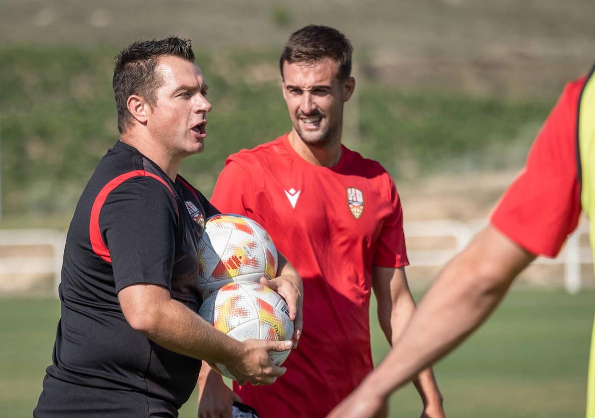 Diego Martínez da instrucciones junto a Yurrebaso.