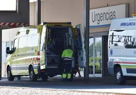 Una ambulancia en urgencias del Hospital San Pedro de Logroño.