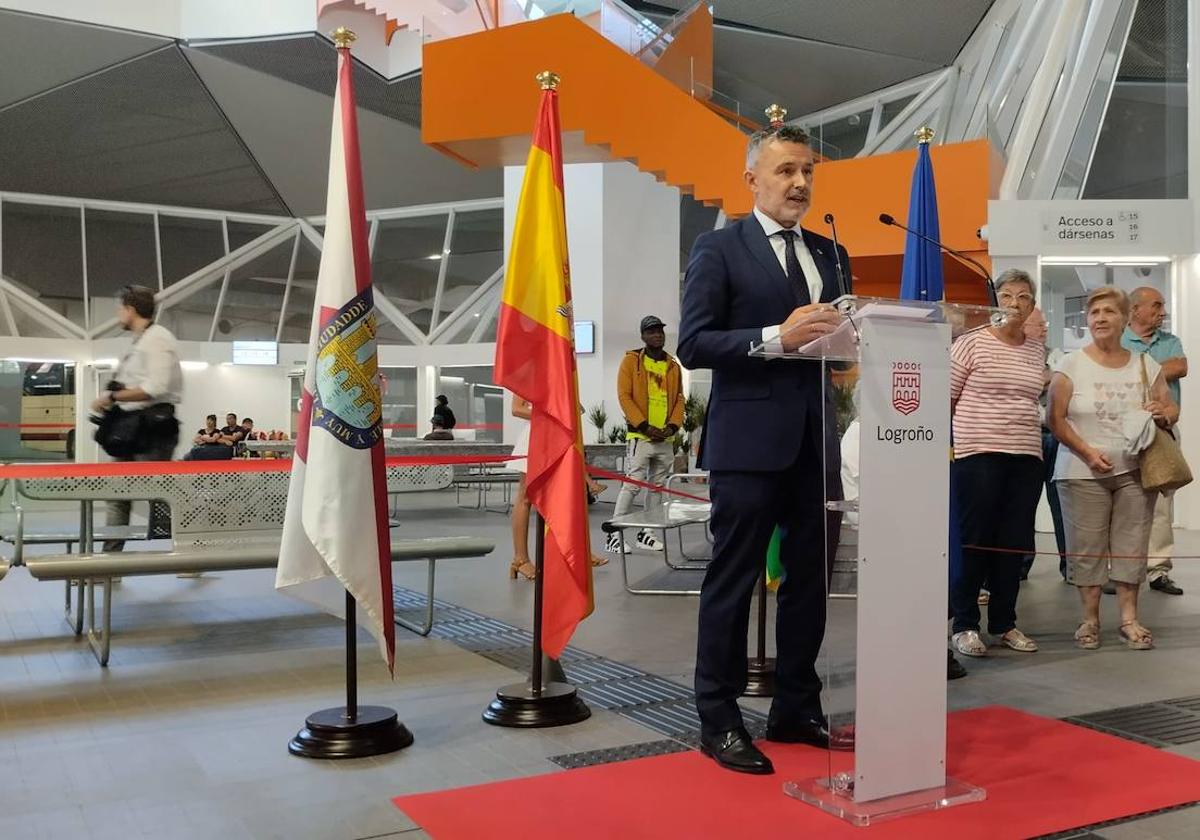 Conrado Escobar, en el acto de inauguración oficial de la estación de autobuses.